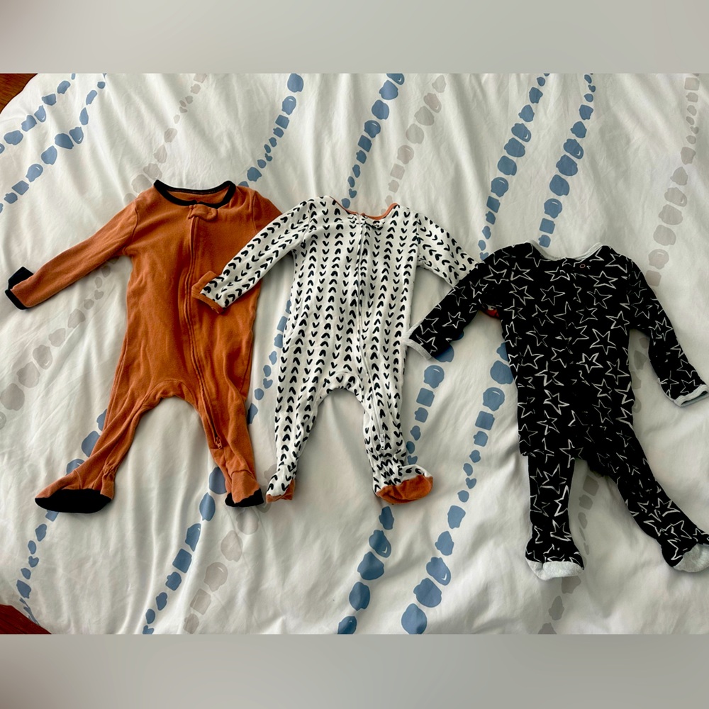 3 zippered footed pjs 3-6 months